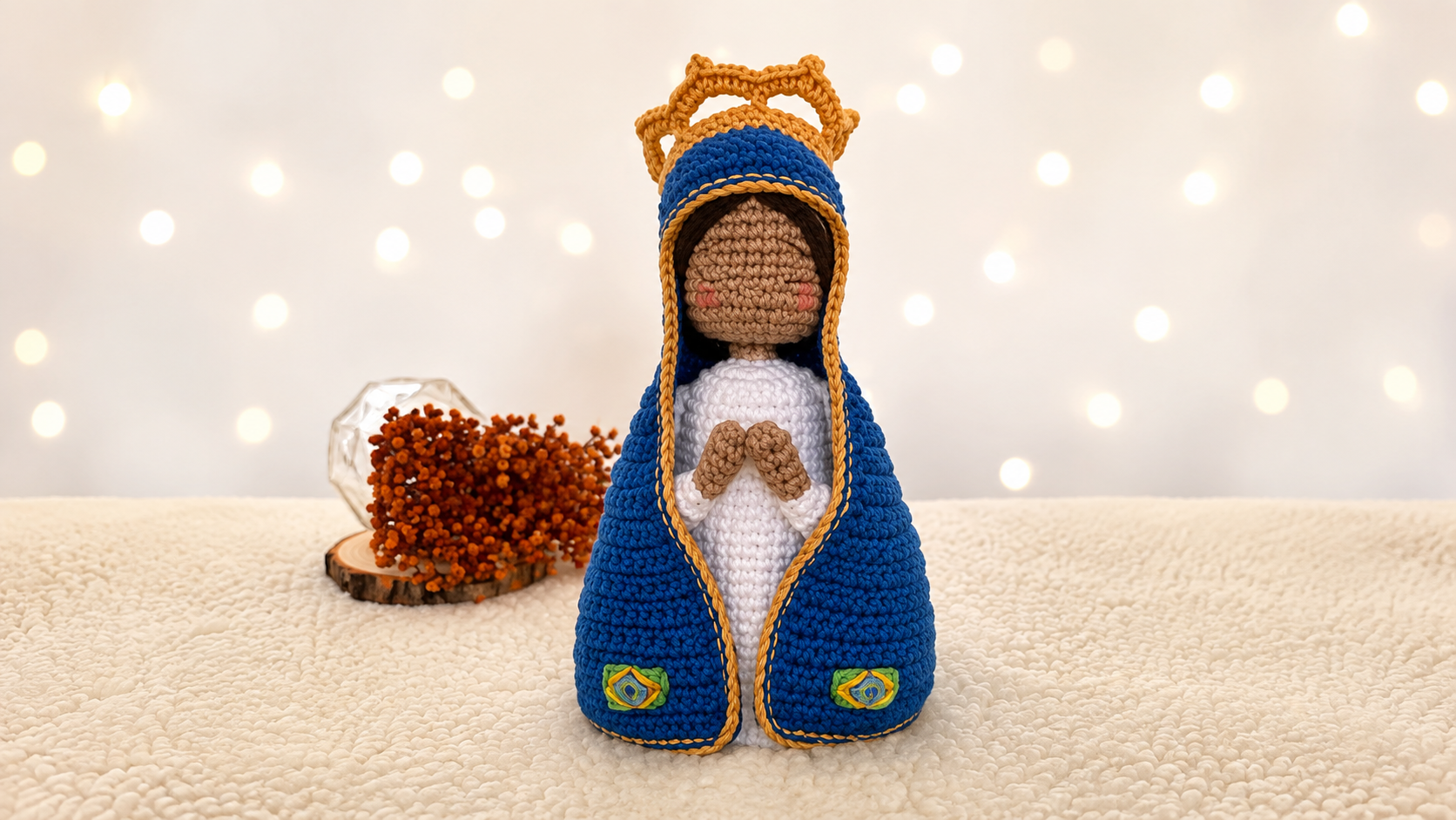 Amigurumi de Nossa Senhora Aparecida feito em crochê receita grátis em PDF.